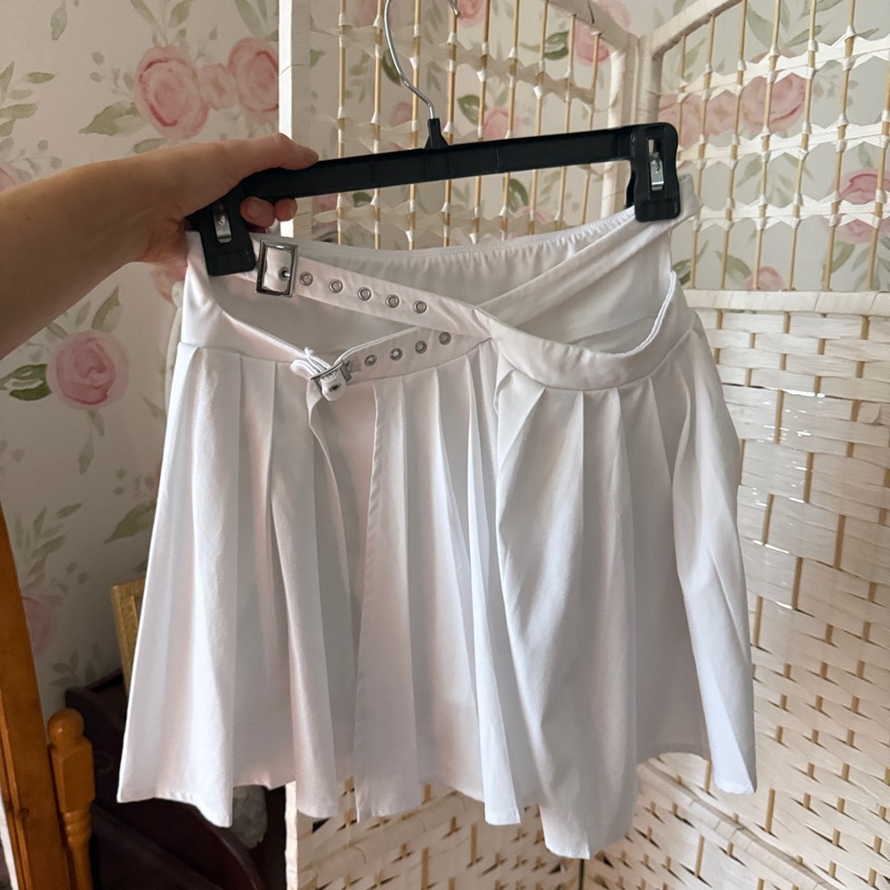 HALARA White Pleated Mini Skort with Subtle Belt Accent